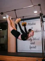 Tutarlı kalın, güçlü kalın. Grup ve özel dersler için iletişimde kalın 🙌 Reformer’da görüşürüz. 

#pilates #reformerpilates #matpilatesworkout